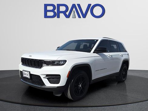 Used 2024 Jeep Grand Cherokee Laredo X image 1