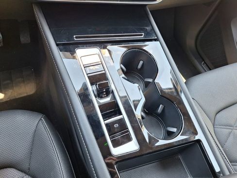 Used 2025 Volkswagen Atlas SE FWD image 13