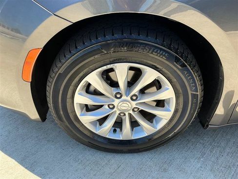Used 2018 Chrysler Pacifica Touring-L FWD image 23