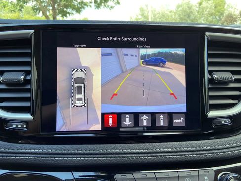 Used 2024 Chrysler Pacifica Touring-L AWD/4WD image 20