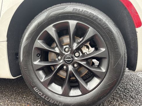 Used 2021 Chrysler Pacifica Touring w/ S Appearance Package image 10