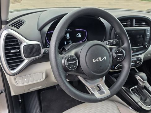 Used 2025 Kia Soul LX w/ LX Technology Package FWD image 11