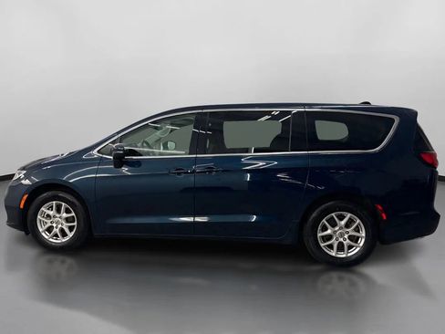 Used 2023 Chrysler Pacifica Touring-L FWD image 5