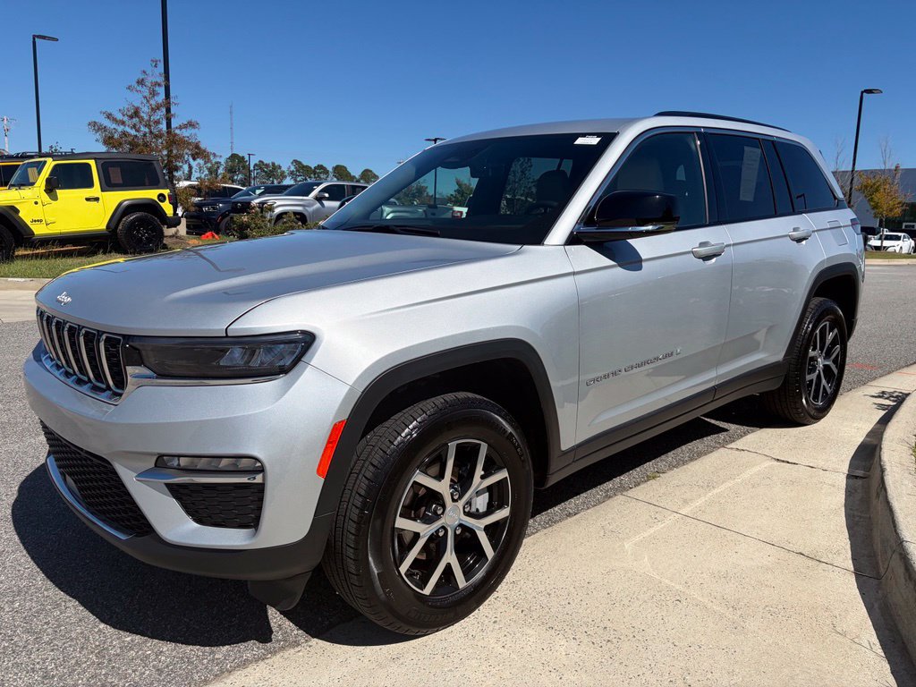Used 2025 Jeep Grand Cherokee Limited AWD/4WD image 56