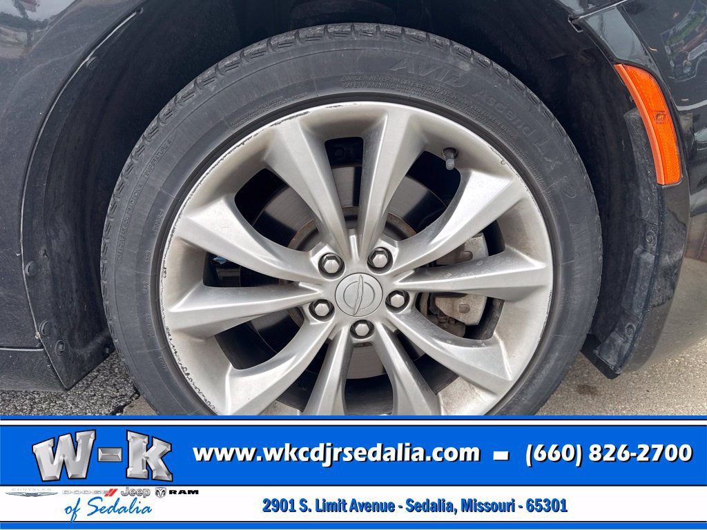 Used 2015 Chrysler 200 S FWD image 4