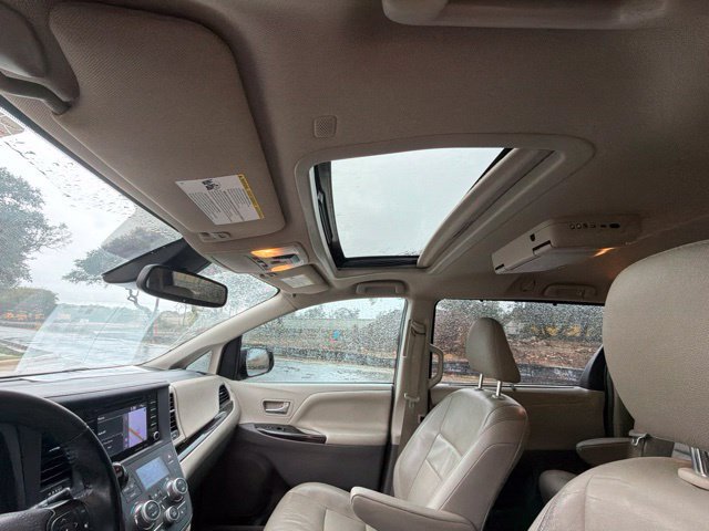 Used 2019 Toyota Sienna XLE w/ XLE Navigation Package FWD image 11