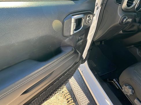 Used 2019 Jeep Wrangler Unlimited Sahara image 15