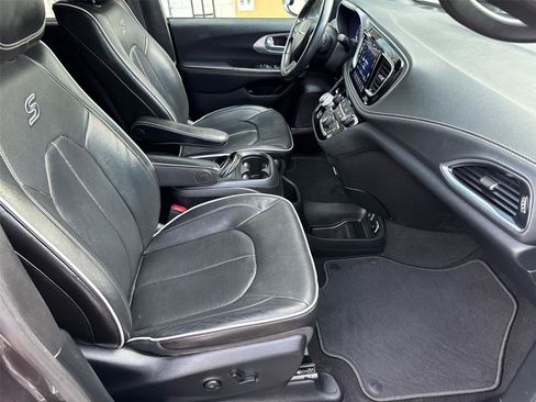 Used 2020 Chrysler Pacifica Limited w/ Advanced Safetytec Group image 17