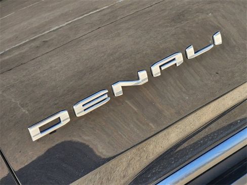 Used 2023 GMC Yukon Denali image 12