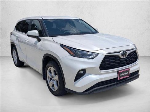Used 2024 Toyota Highlander LE AWD/4WD image 3