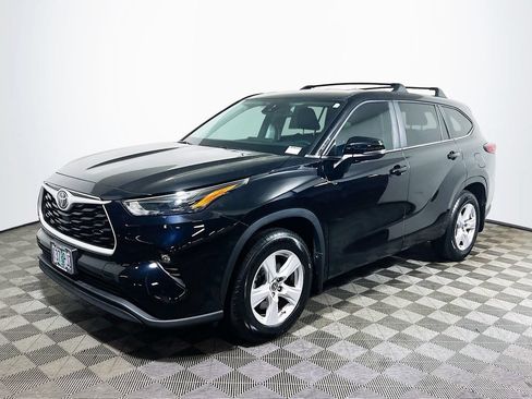 Used 2023 Toyota Highlander LE AWD/4WD image 3