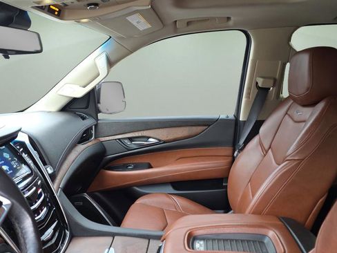 Used 2019 Cadillac Escalade ESV Premium Luxury image 12