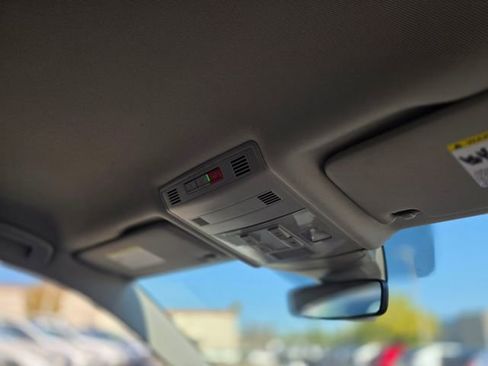 Used 2025 Volkswagen Jetta SE image 12