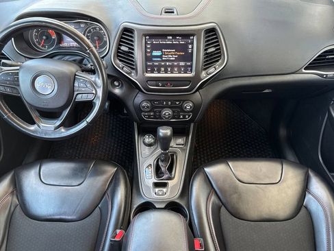 Used 2019 Jeep Cherokee Trailhawk w/ Comfort/Convenience Group AWD/4WD image 13