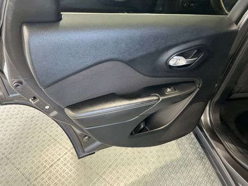 Used 2016 Jeep Cherokee Latitude w/ Comfort/Convenience Group FWD image 29