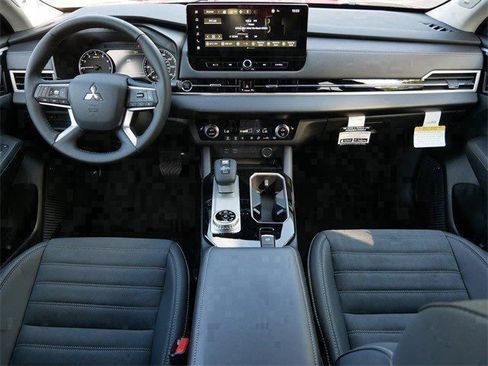 New 2025 Mitsubishi Outlander SE image 7