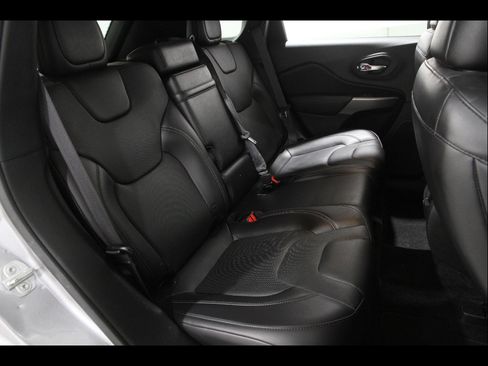 Used 2019 Jeep Cherokee Limited image 17