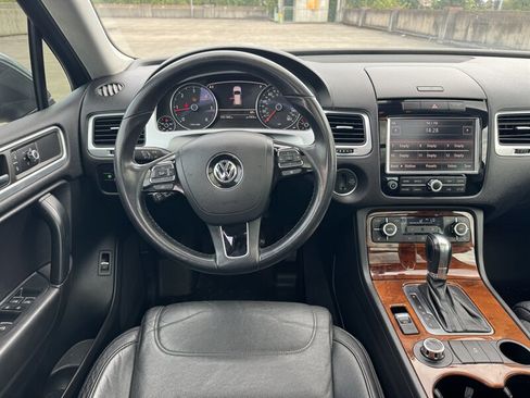 Used 2012 Volkswagen Touareg TDI image 19