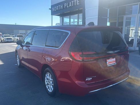 Used 2024 Chrysler Pacifica Touring-L image 2