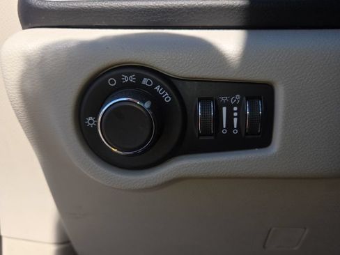 Used 2018 Chrysler Pacifica Touring w/ Tire & Wheel Group FWD image 14