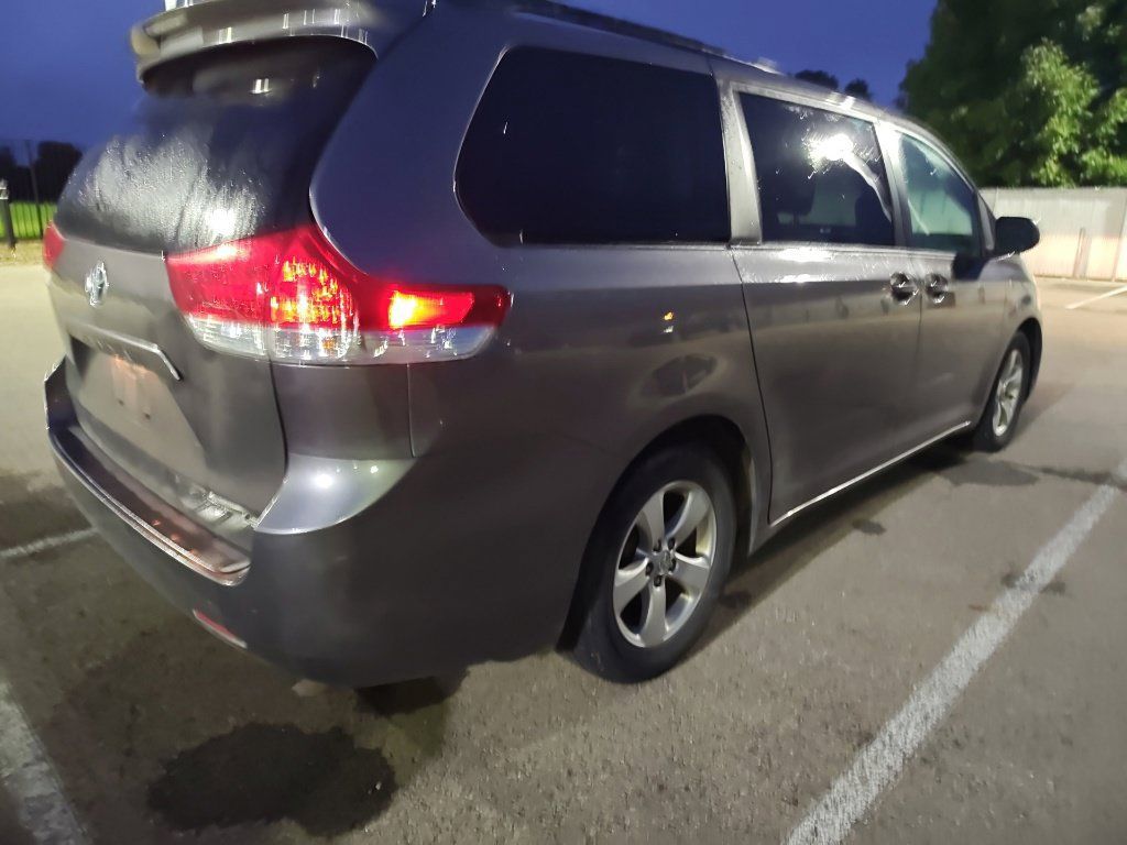 Used 2014 Toyota Sienna LE FWD image 4