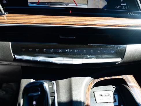 Used 2021 Cadillac Escalade ESV Premium Luxury w/ Performance Package AWD/4WD image 15