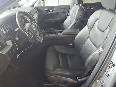 Used 2018 Volvo XC60 T5 Momentum w/ Vision Package AWD/4WD image 5