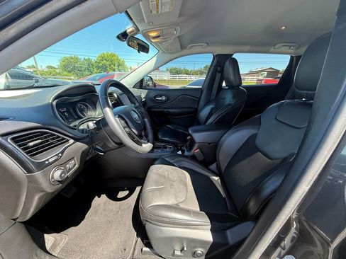 Used 2019 Jeep Cherokee Latitude Plus FWD image 11
