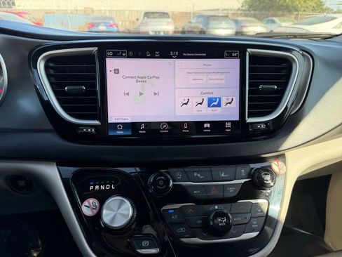 Used 2024 Chrysler Pacifica Touring-L image 19