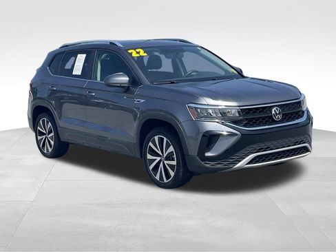 Used 2022 Volkswagen Taos SE FWD image 2