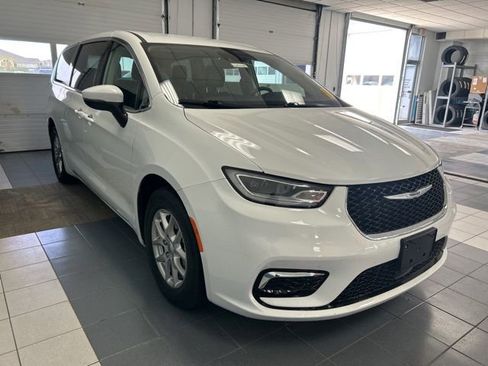 Used 2023 Chrysler Pacifica Touring-L FWD image 1