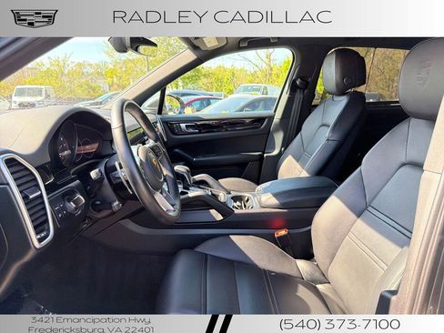 Used 2023 Porsche Cayenne AWD/4WD image 3
