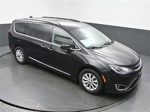 Used 2019 Chrysler Pacifica Touring-L image 44