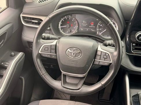 Used 2023 Toyota Highlander LE AWD/4WD image 19