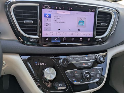 Used 2023 Chrysler Pacifica Touring-L FWD image 10