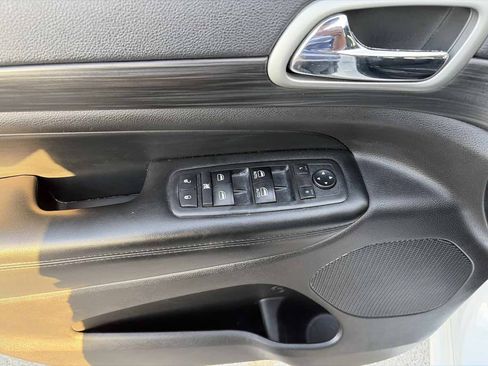 Used 2019 Jeep Grand Cherokee Altitude RWD image 7