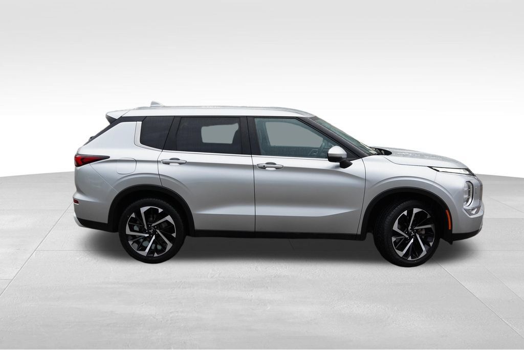 Used 2024 Mitsubishi Outlander SE AWD/4WD image 3