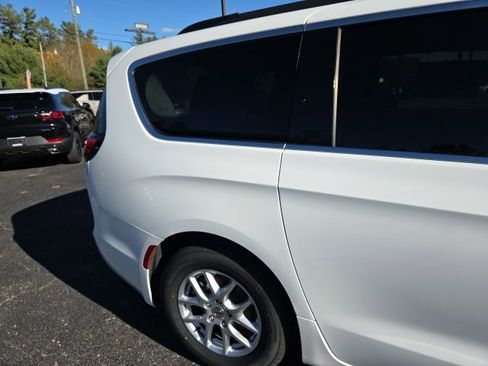 Used 2022 Chrysler Pacifica Touring-L image 79