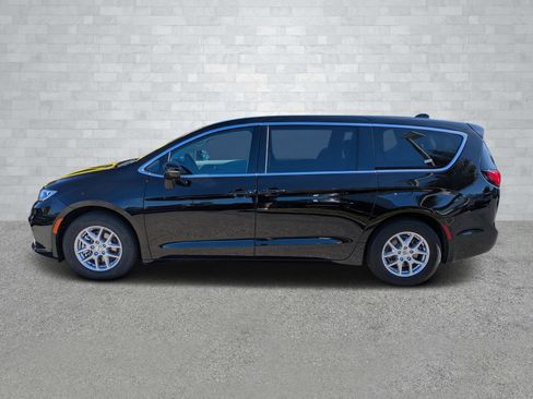 Used 2024 Chrysler Pacifica Touring-L image 8