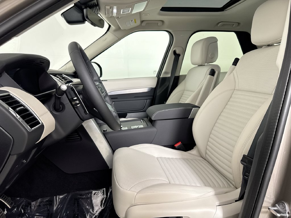 Used 2025 Land Rover Discovery Dynamic SE AWD/4WD image 11