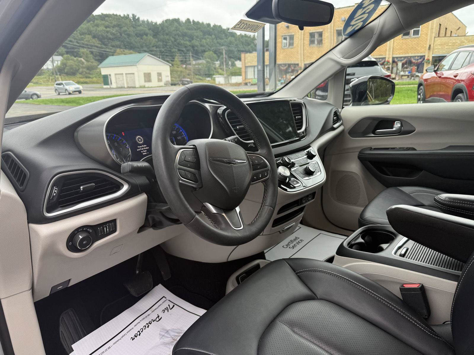 Used 2024 Chrysler Pacifica Touring-L FWD image 8