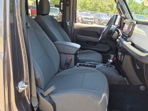 Used 2025 Jeep Wrangler Unlimited Sahara AWD/4WD image 13