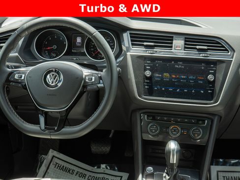 Used 2021 Volkswagen Tiguan SE w/ Panoramic Sunroof Package image 11