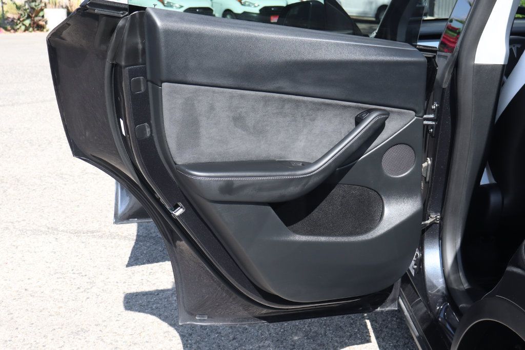 Used 2025 Tesla Model Y Long Range RWD image 28
