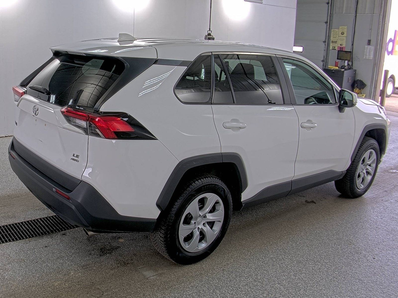 Used 2022 Toyota RAV4 LE AWD/4WD image 3