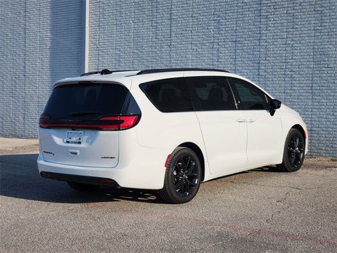New 2026 Chrysler Pacifica Limited w/ S Appearance Package image 4