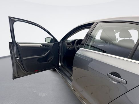 Used 2017 Volkswagen Jetta S image 9