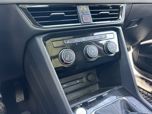 Certified 2023 Volkswagen Taos SE w/ Panoramic Sunroof Package FWD image 23