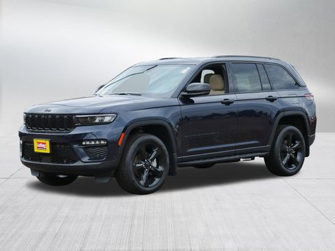 Used 2024 Jeep Grand Cherokee Limited w/ Luxury Tech Group II image 3