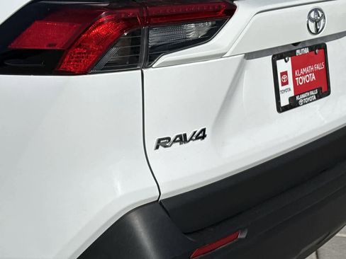 Used 2019 Toyota RAV4 LE w/ Carpet Mat Package image 9